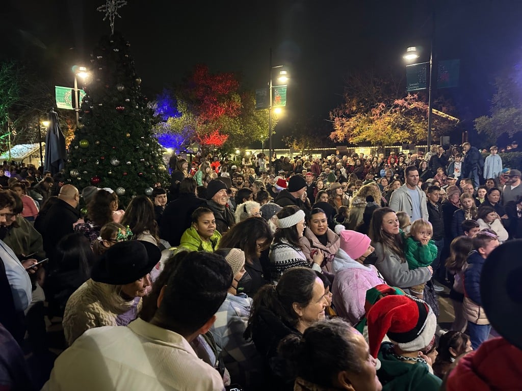 More than 1000 attendees filled the Yountville Community Center Plaza and spilled out onto the sidewalks for the tree lighting. Lisa Adams Walter photo