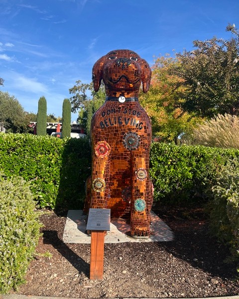 A photo of the dog statue named Ginger in Yountville.