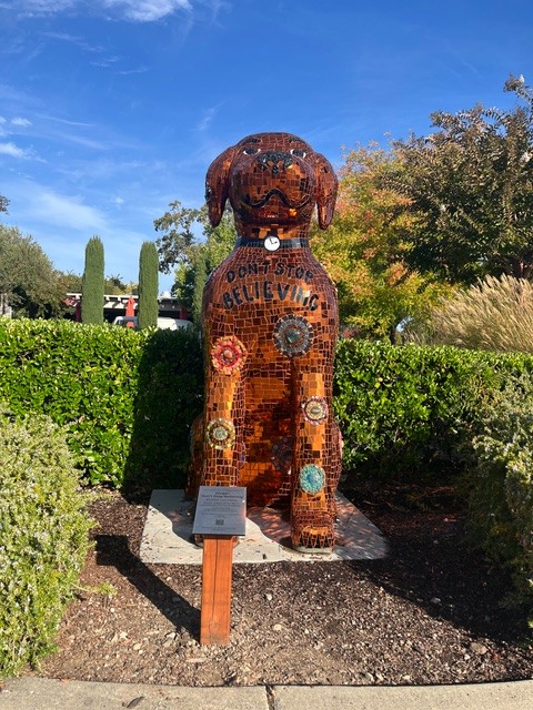 A photo of the dog statue named Ginger in Yountville.